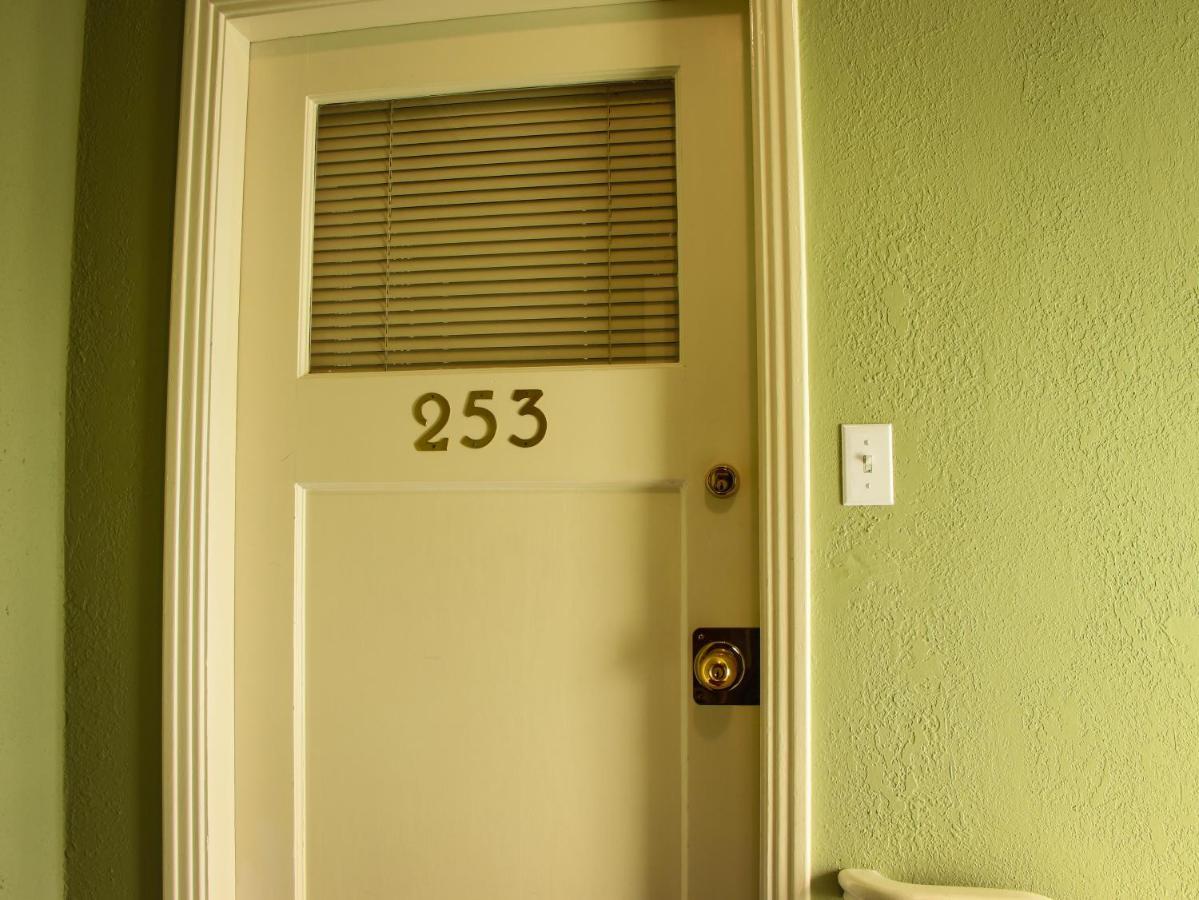 James Bay Inn Hotel, Suites & Cottage Виктория Экстерьер фото