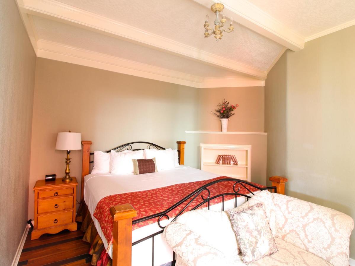 James Bay Inn Hotel, Suites & Cottage Виктория Экстерьер фото