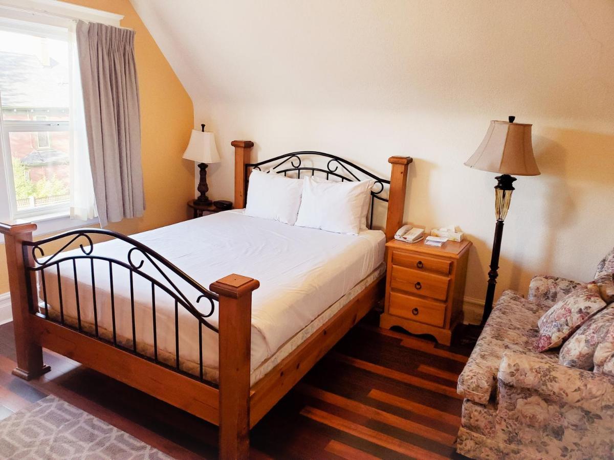 James Bay Inn Hotel, Suites & Cottage Виктория Экстерьер фото