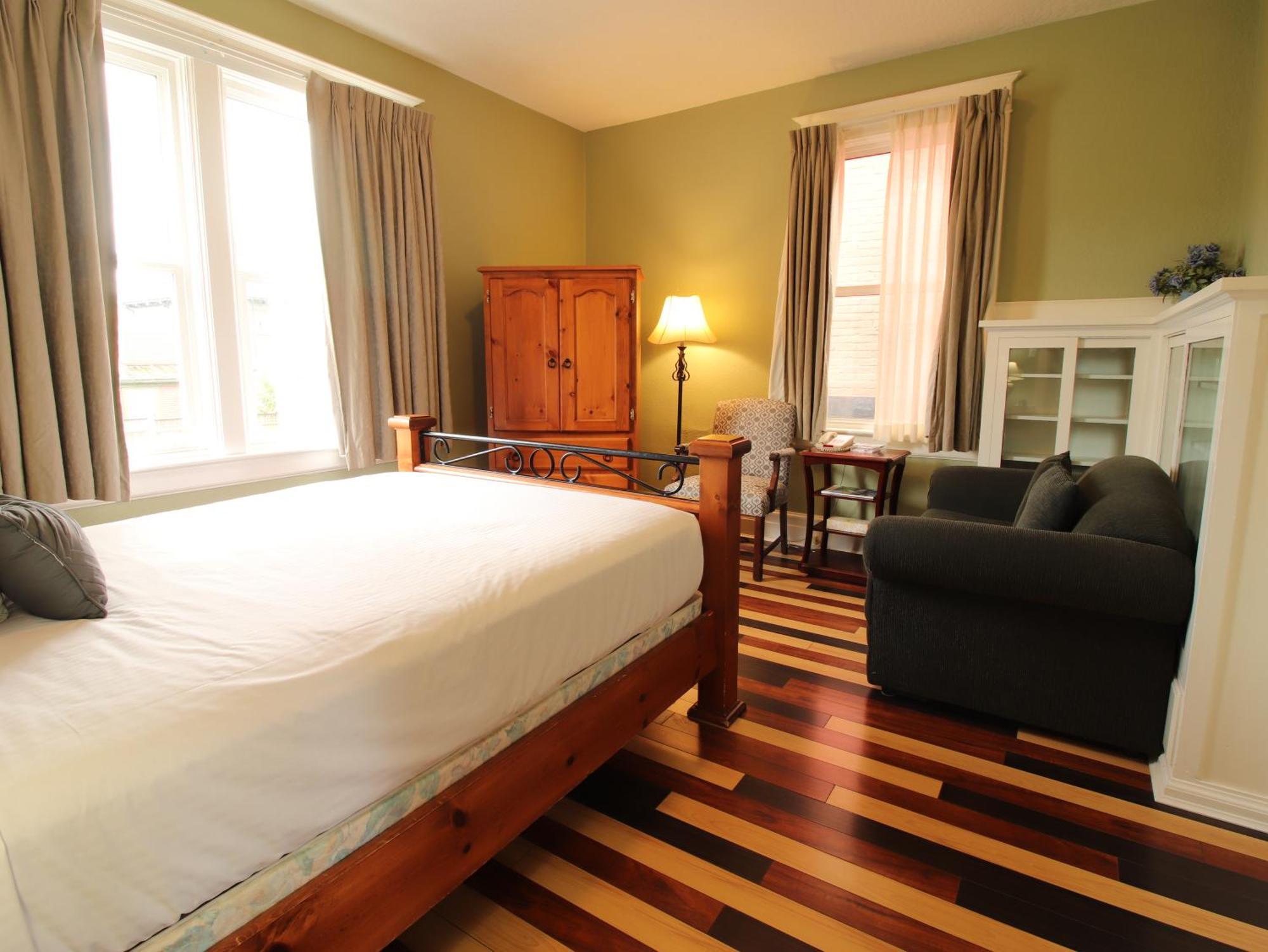 James Bay Inn Hotel, Suites & Cottage Виктория Экстерьер фото