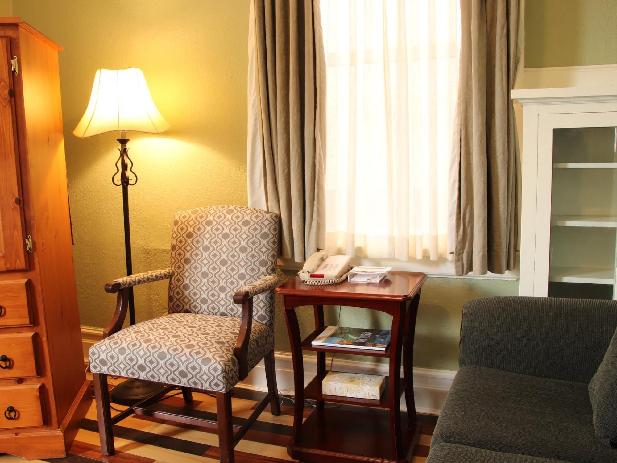 James Bay Inn Hotel, Suites & Cottage Виктория Экстерьер фото