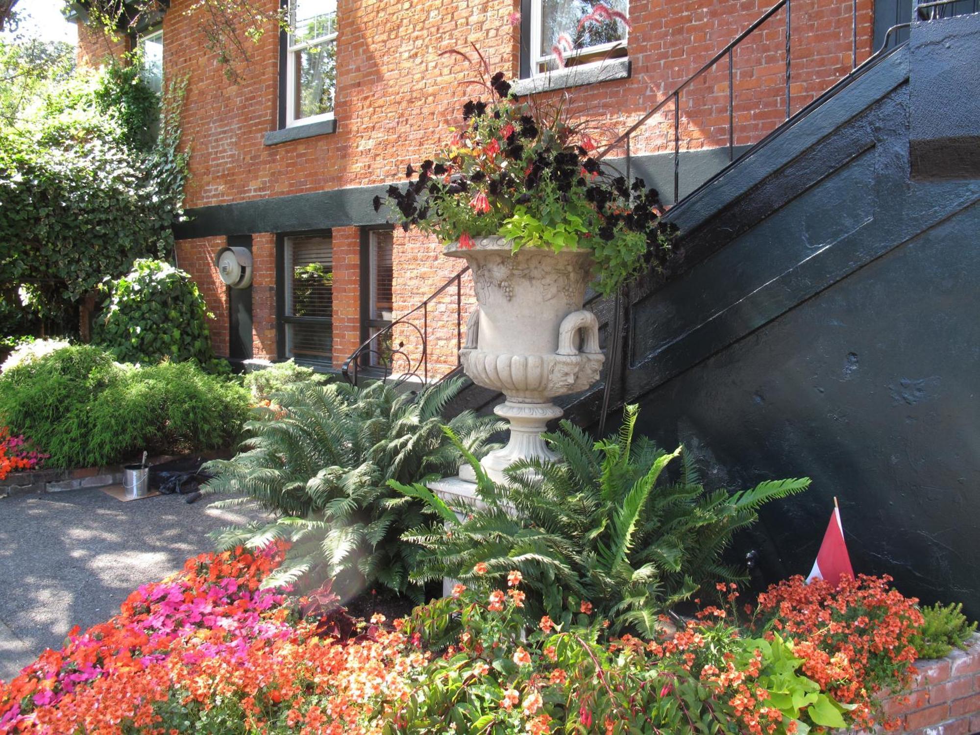 James Bay Inn Hotel, Suites & Cottage Виктория Экстерьер фото
