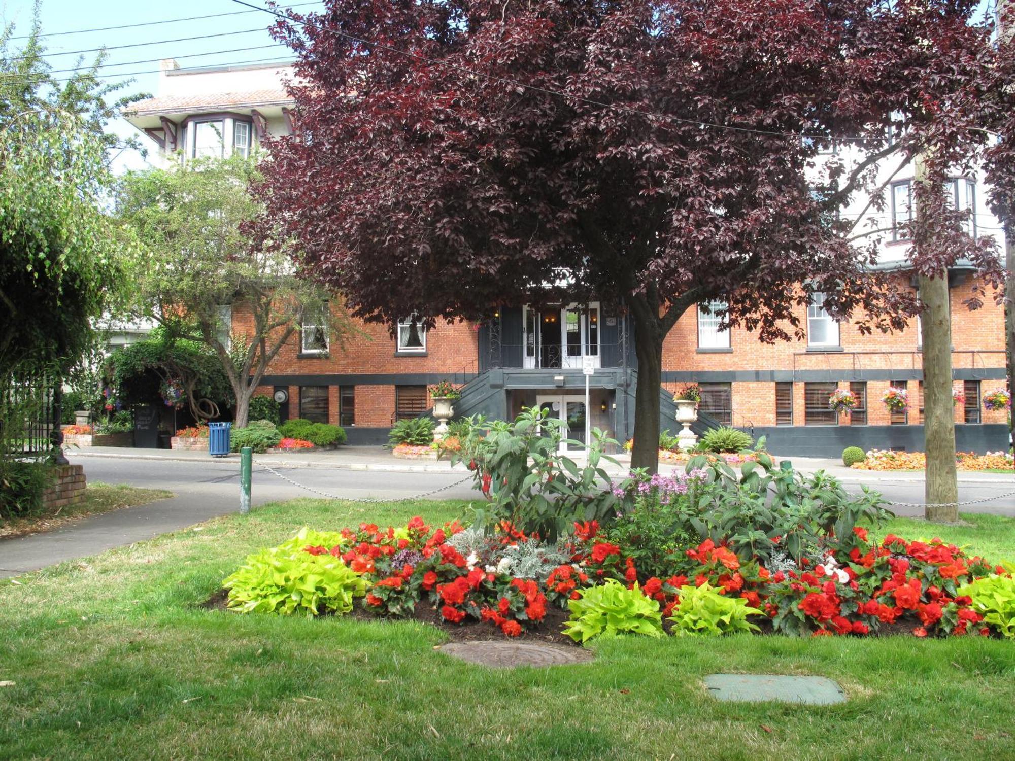 James Bay Inn Hotel, Suites & Cottage Виктория Экстерьер фото