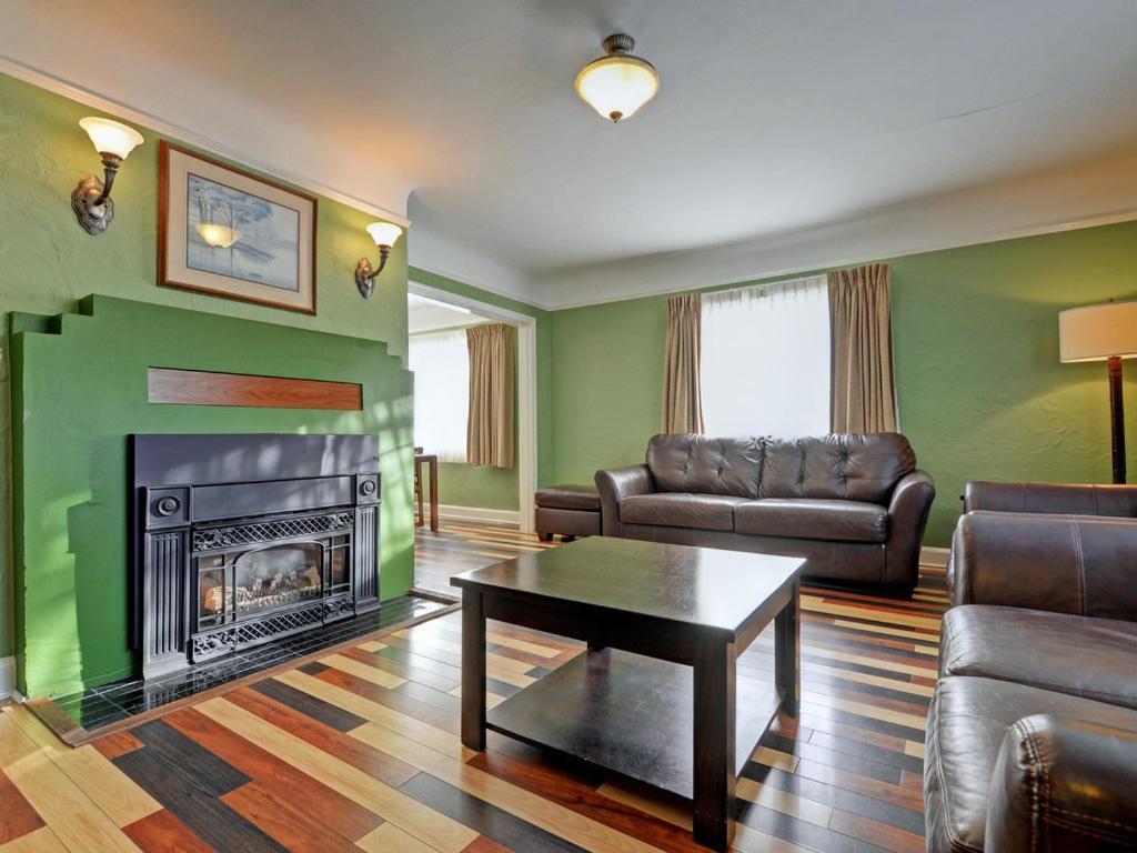 James Bay Inn Hotel, Suites & Cottage Виктория Экстерьер фото